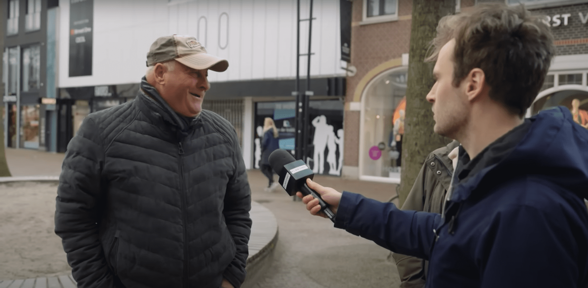 Mensen interviewen op straat over vlees eten met Tim Maalderink van Plakshot.